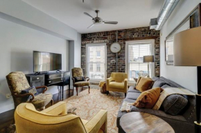 Old Towne Loft on Broughton -Steps to City Market